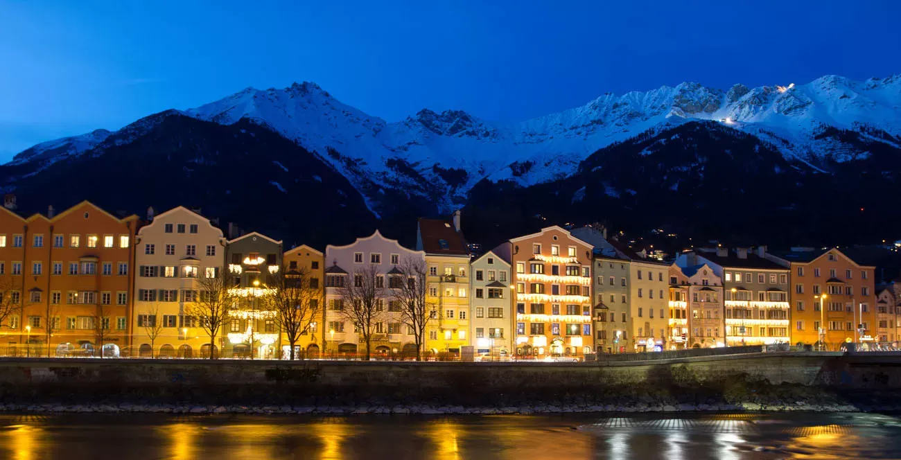 Innsbruck, casas refletindo no rio, Áustria