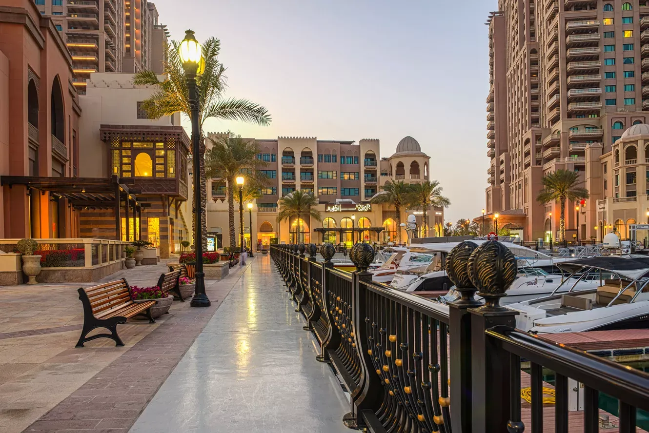 Pessoa em camelo no deserto