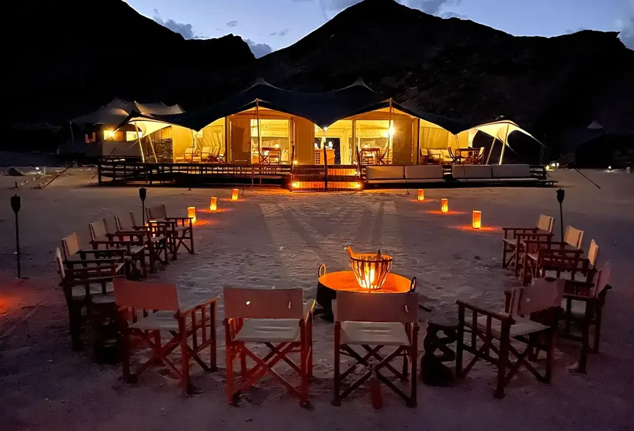 Pessoa em camelo no deserto