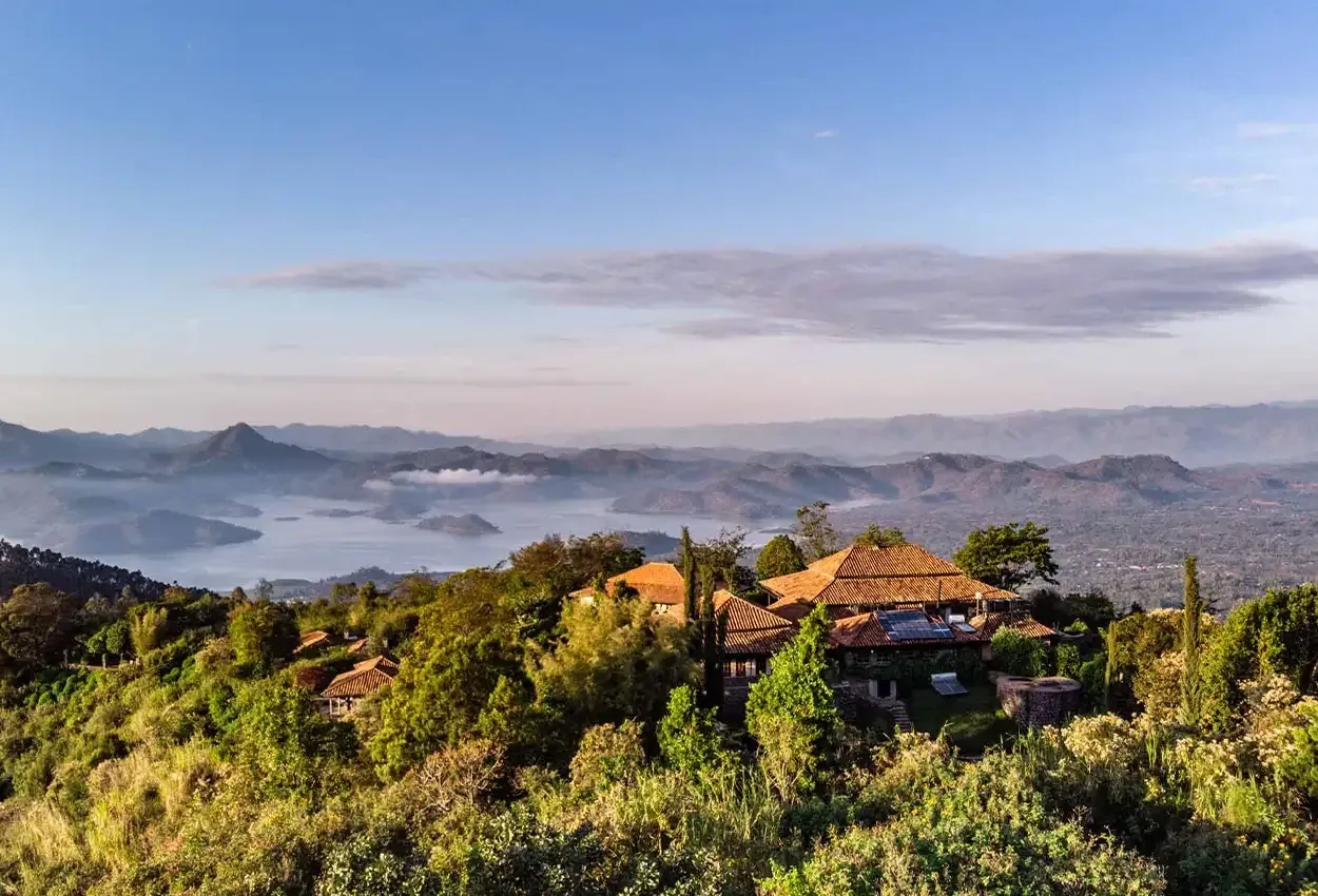 Pessoa em camelo no deserto