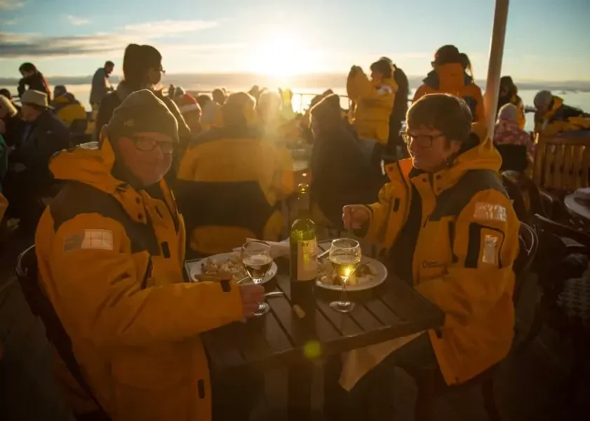 Pessoa em camelo no deserto