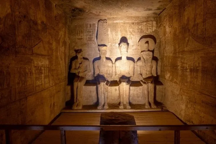 Pessoa em camelo no deserto