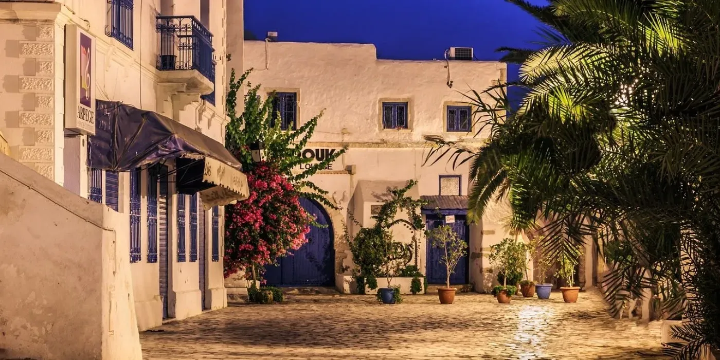 Pessoa em camelo no deserto