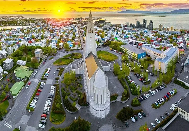 Igreja Hallgrimskirkja ao Pôr do Sol, Reykjavik, Islândia