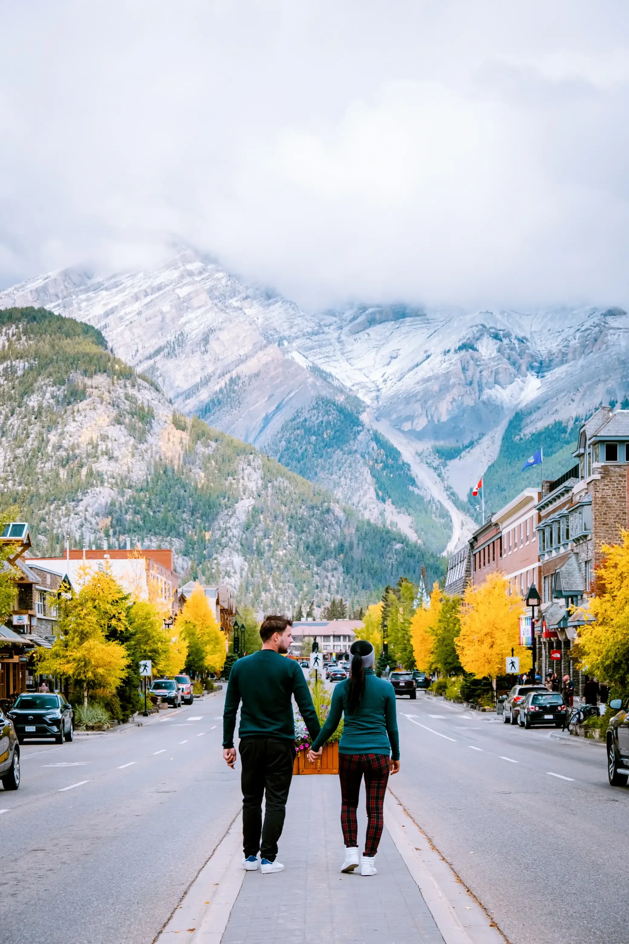 Casal em rua de Banff, Canadá