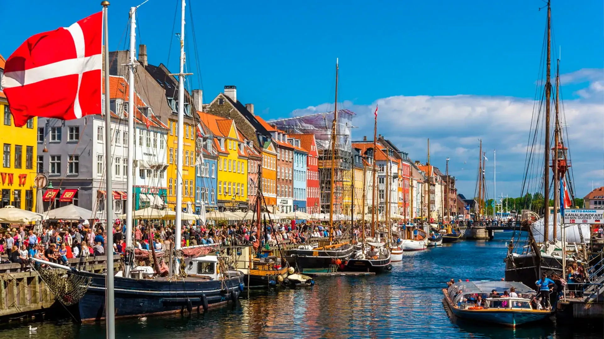 Pessoa em camelo no deserto