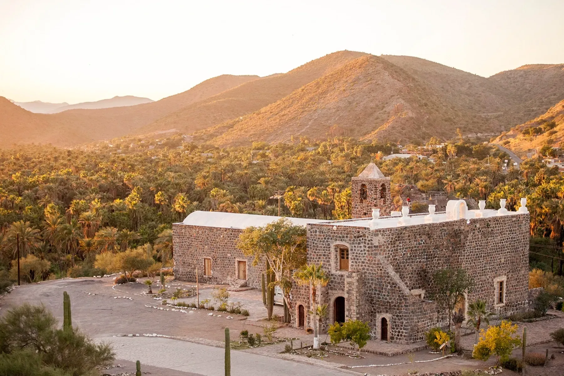 Pessoa em camelo no deserto
