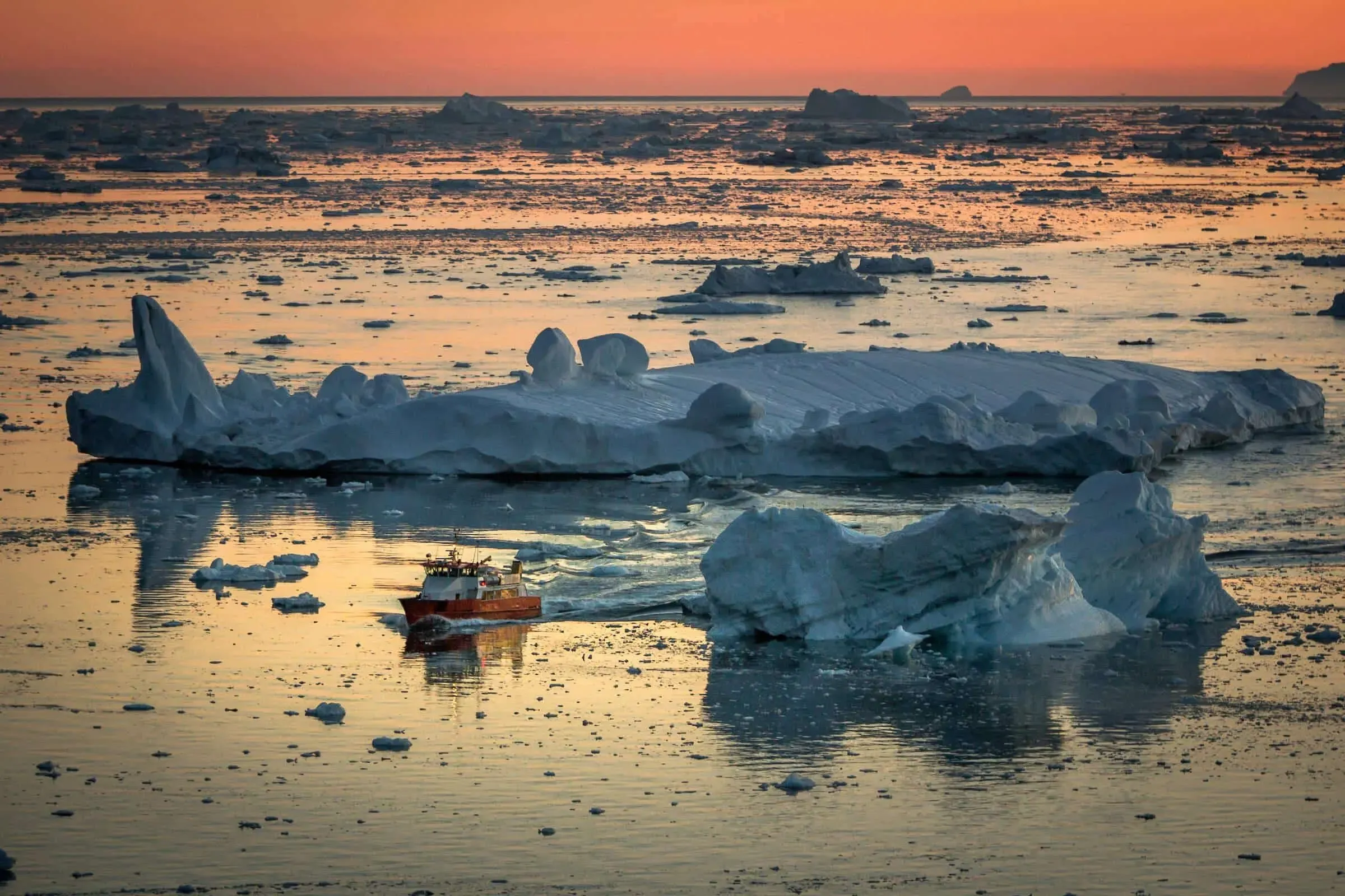 Pessoa em camelo no deserto