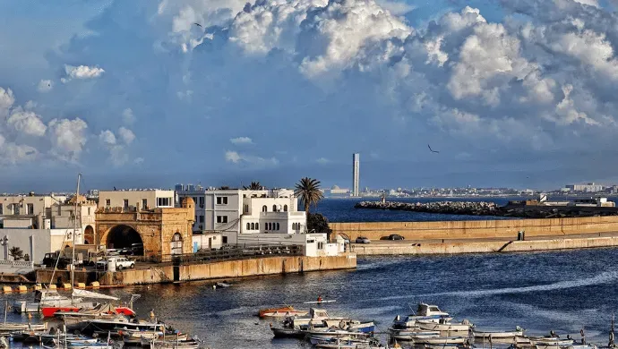 Pessoa em camelo no deserto