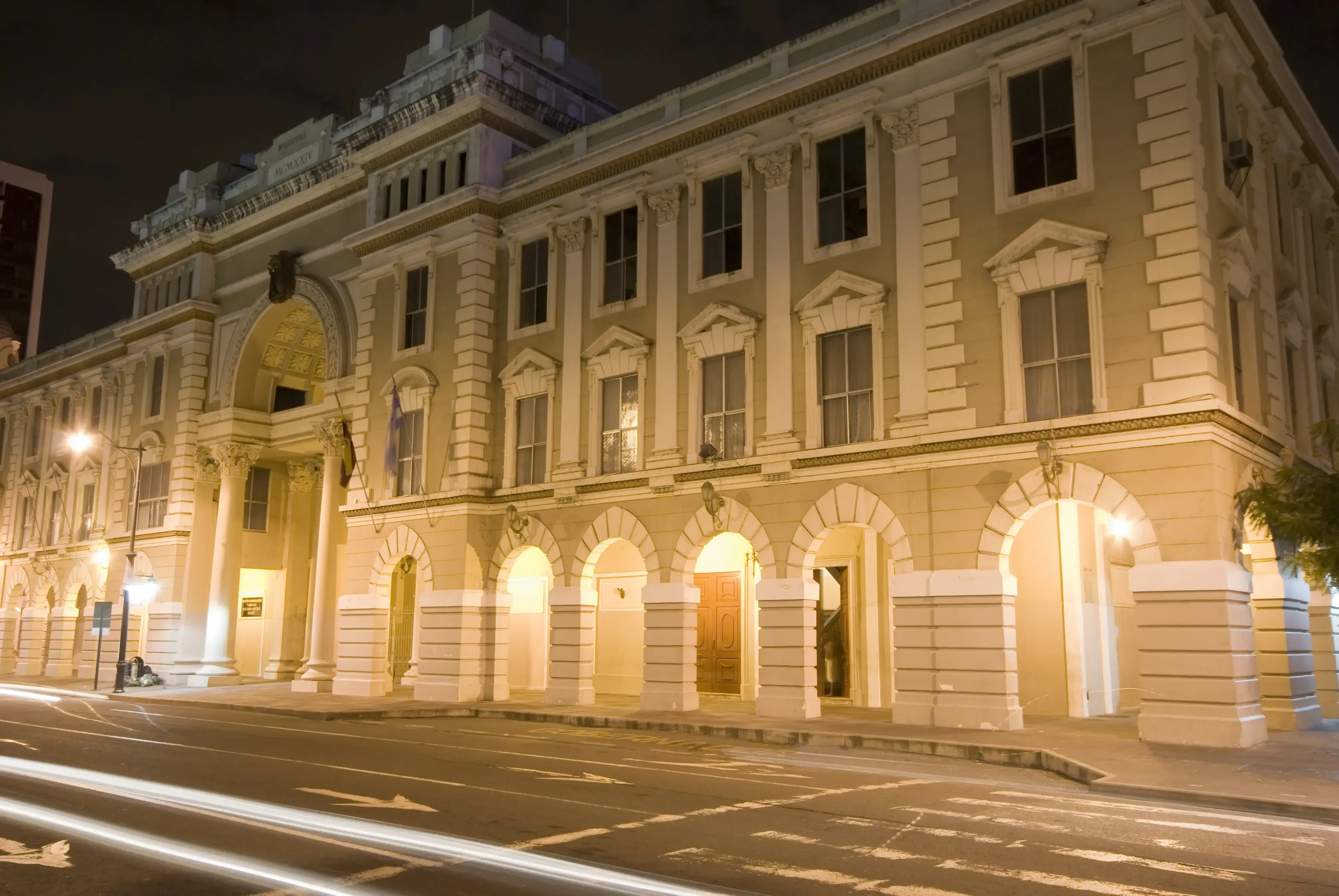 Palácio branco em Guayaquil a noite