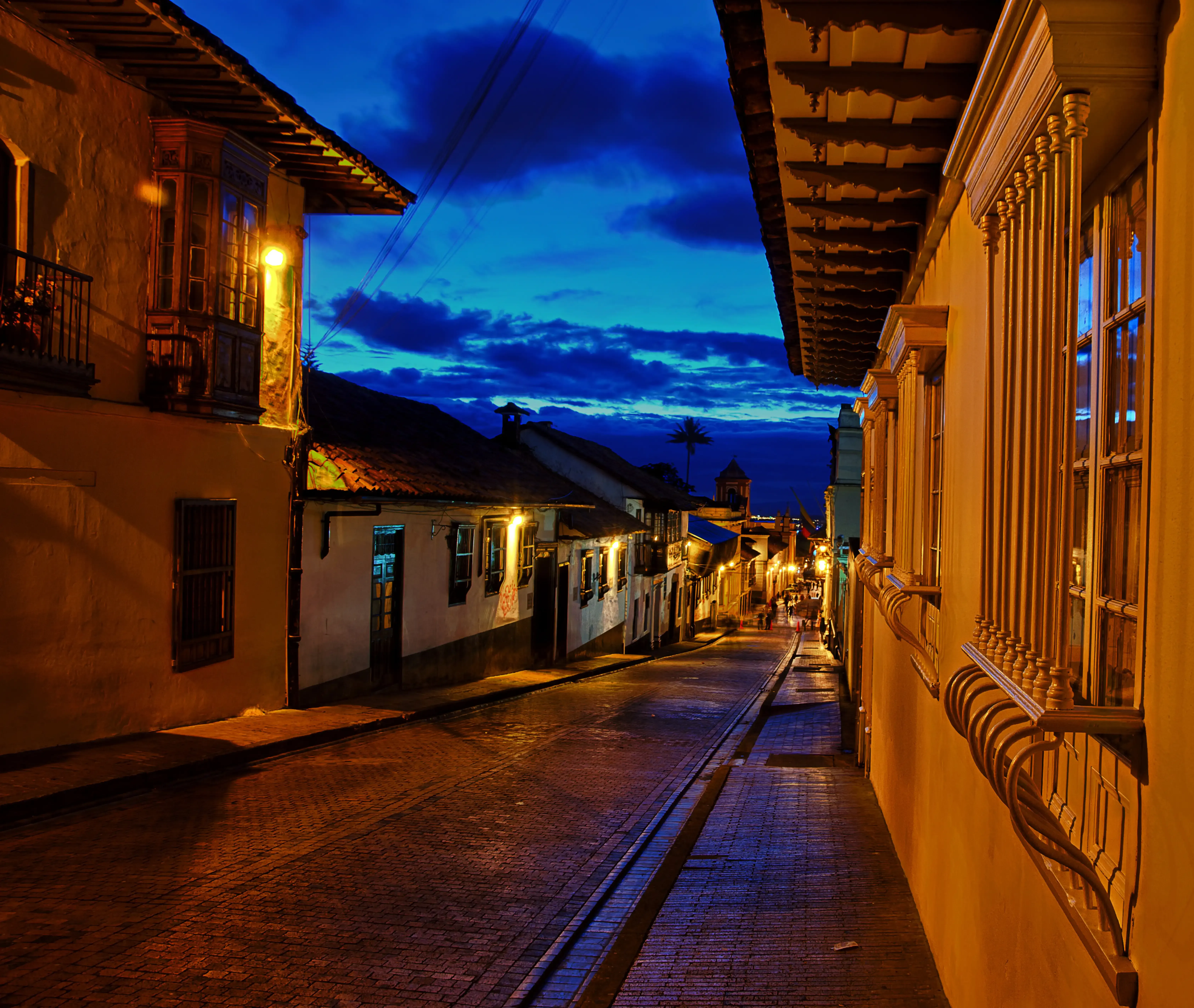 Rua em Bogotá a noite