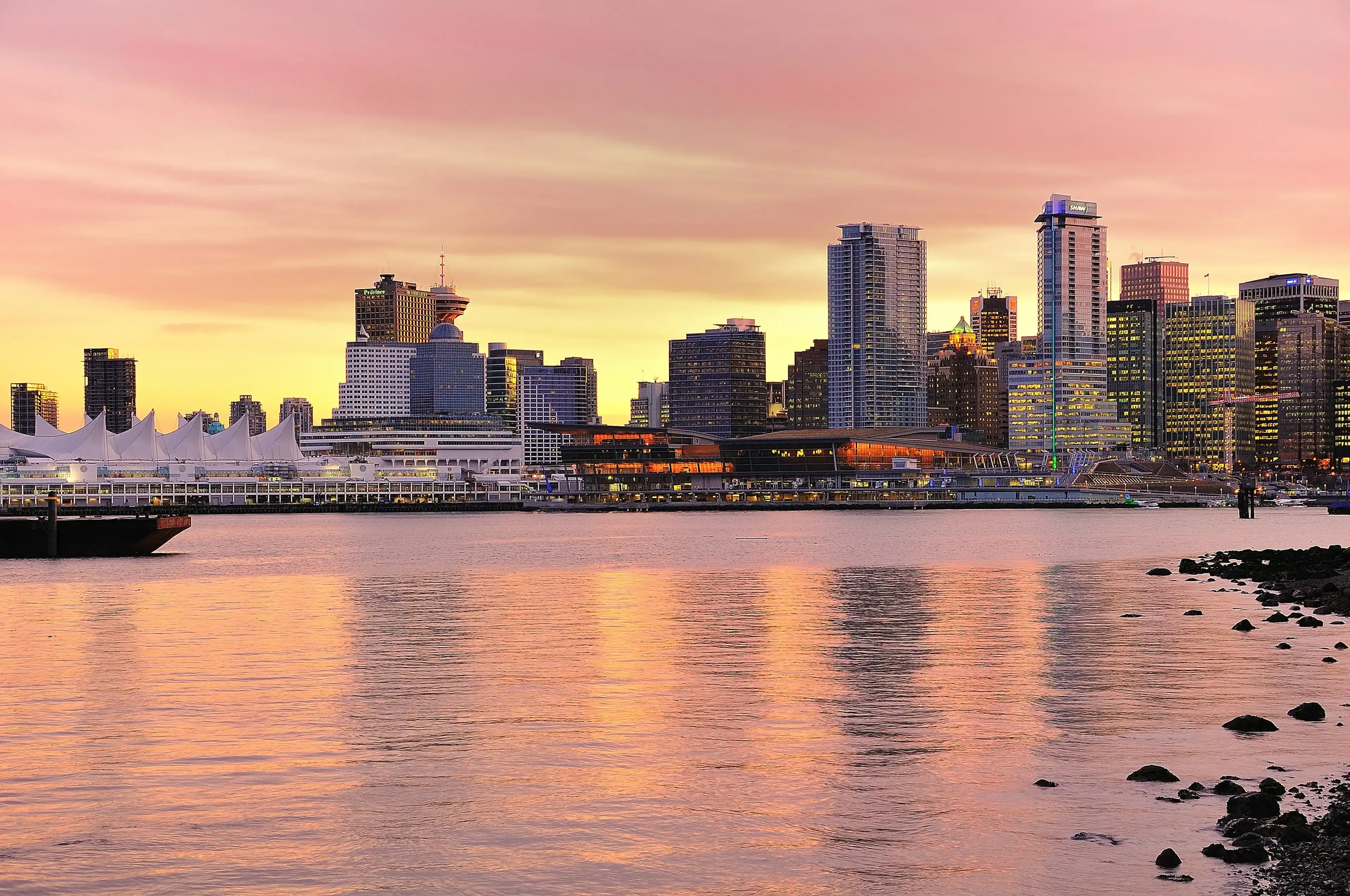Pessoa em camelo no deserto