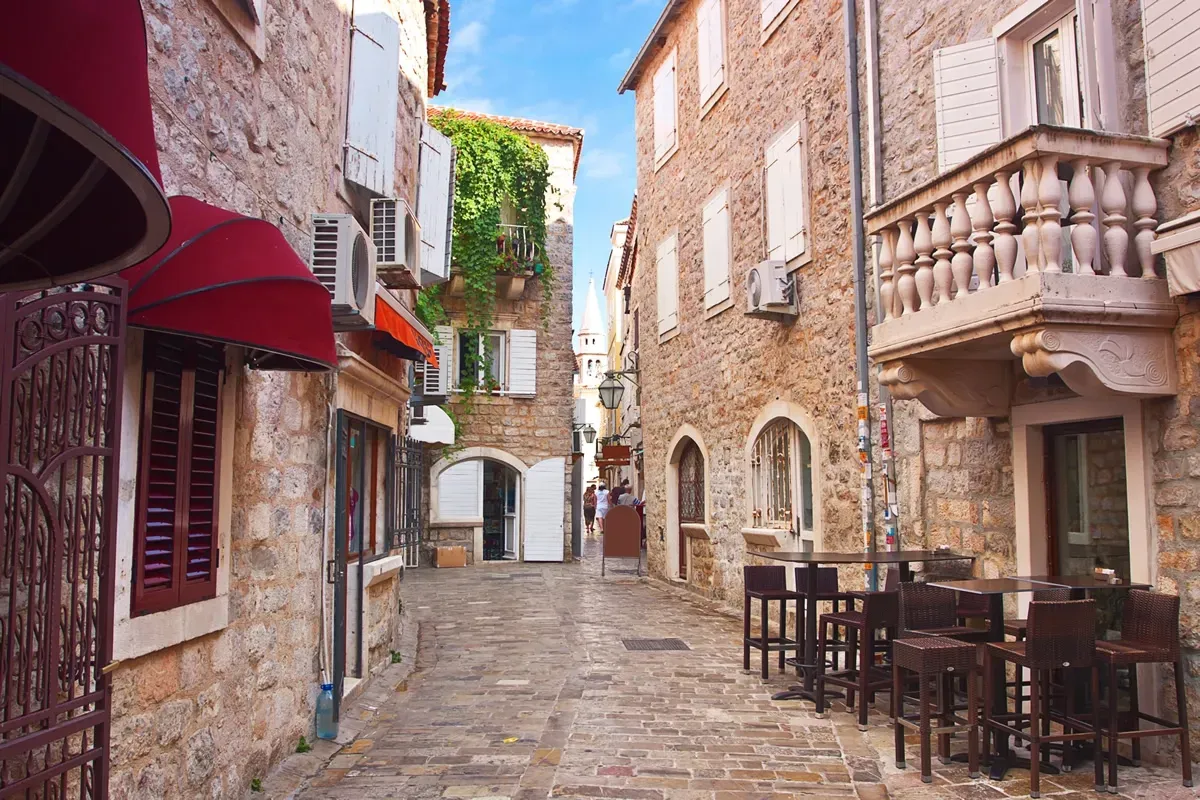 Rua estreita em Budva