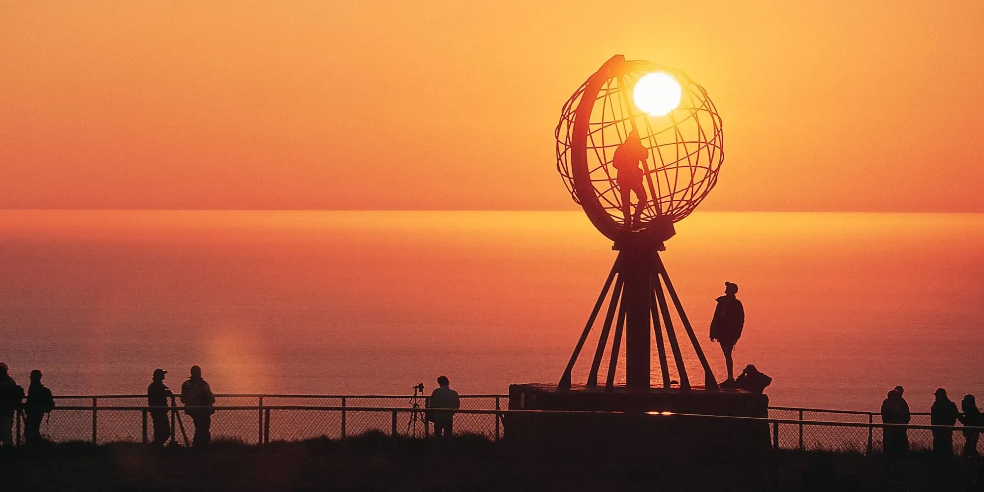 Pessoa em camelo no deserto