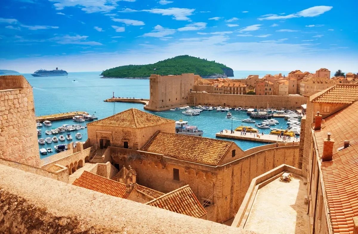 Vista do mar desde as Muralhas de Dubrovnik, Croácia