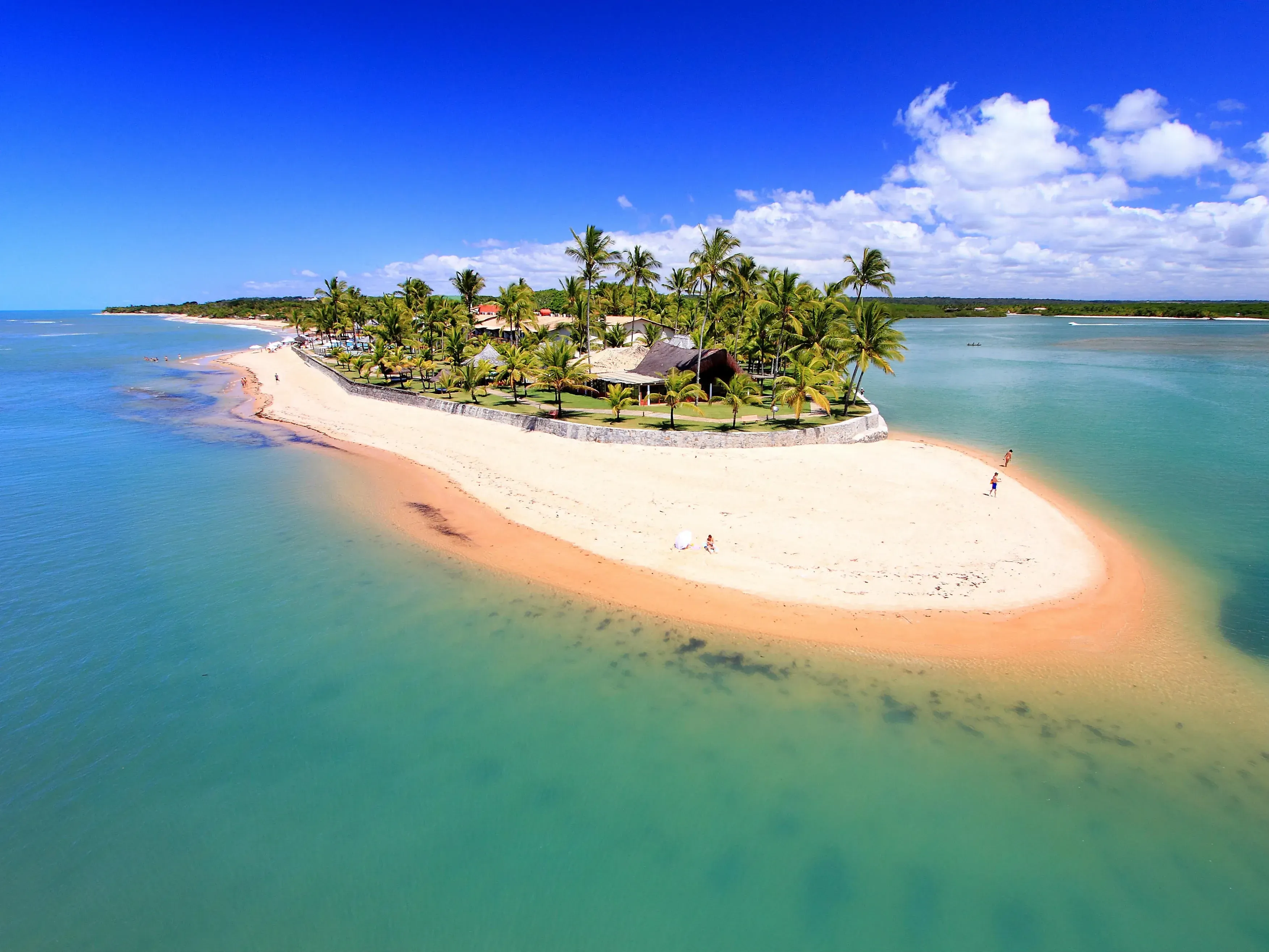 Pessoa em camelo no deserto