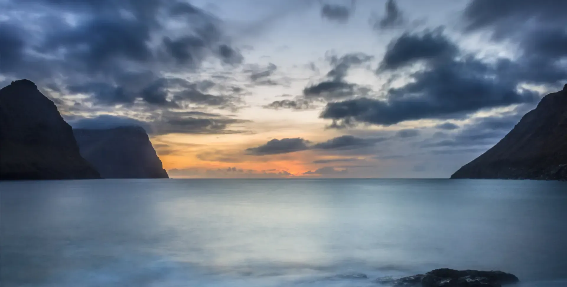 Pessoa em camelo no deserto
