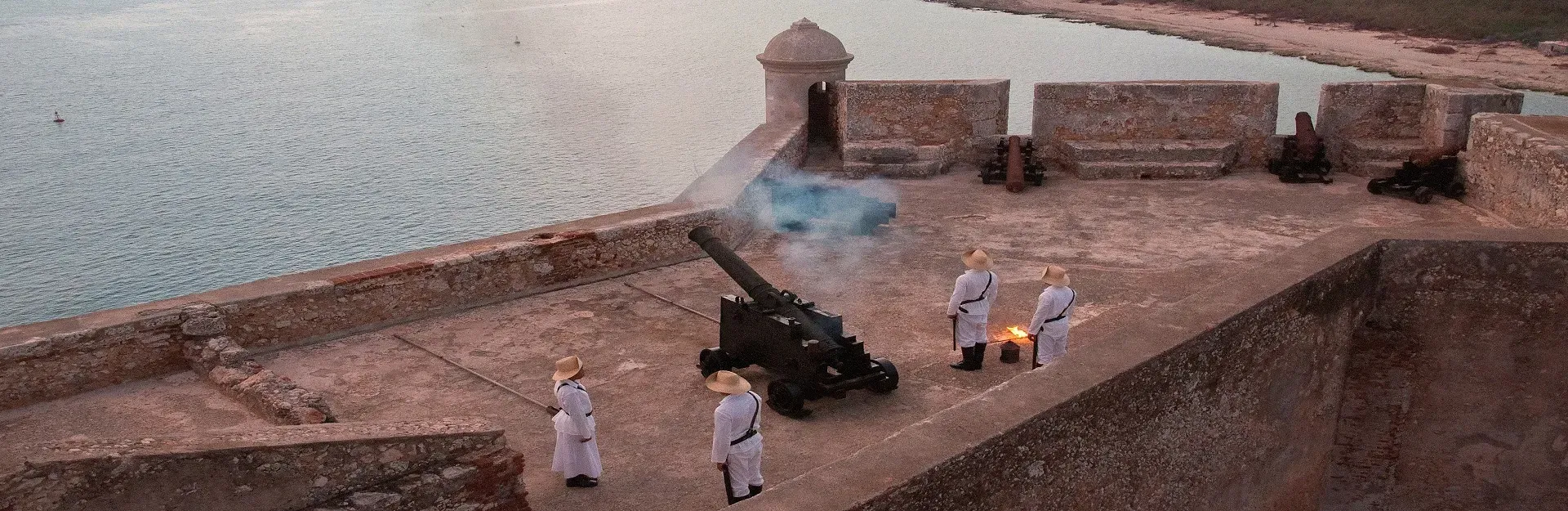 Pessoa em camelo no deserto