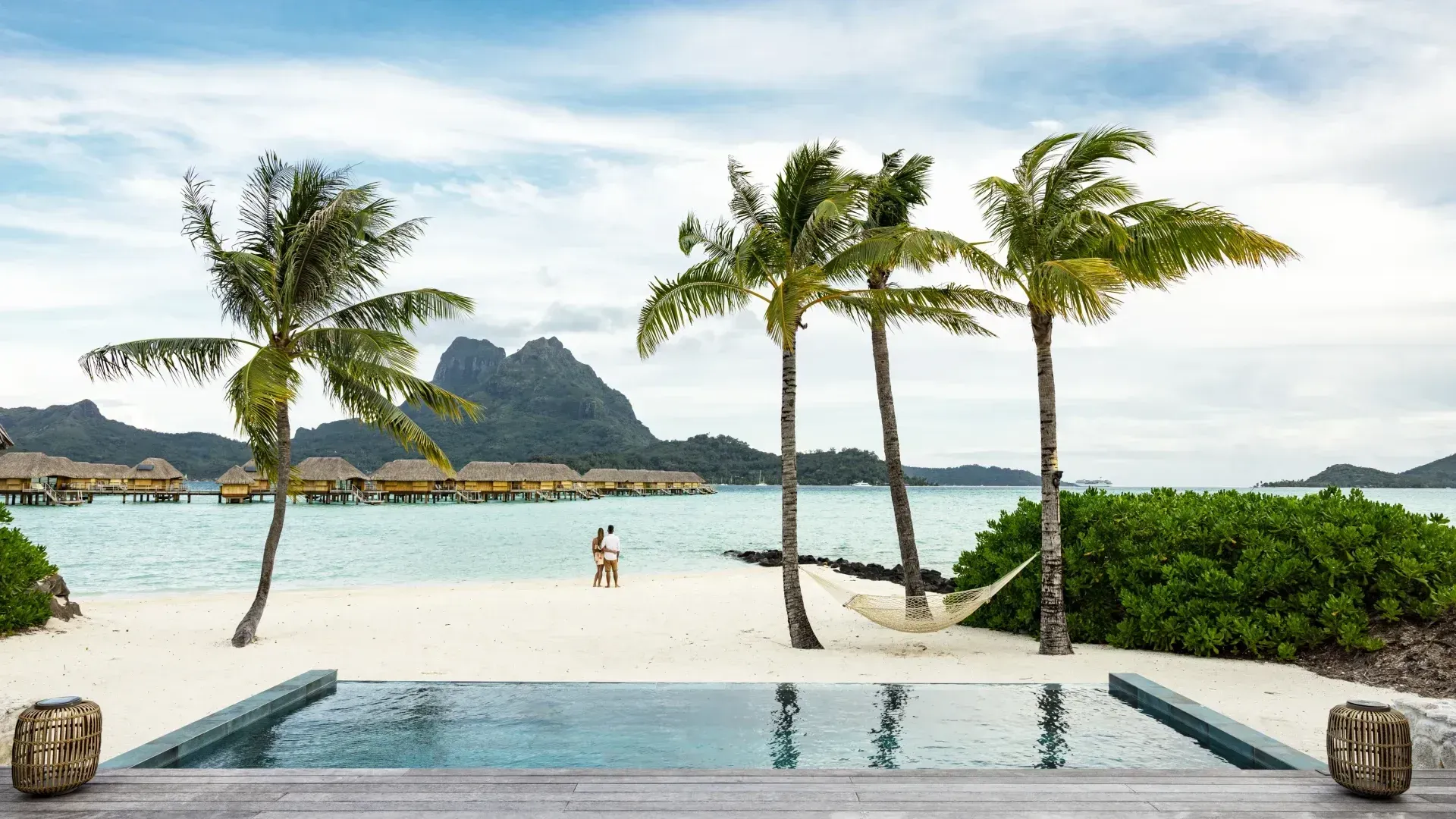 Pessoa em camelo no deserto