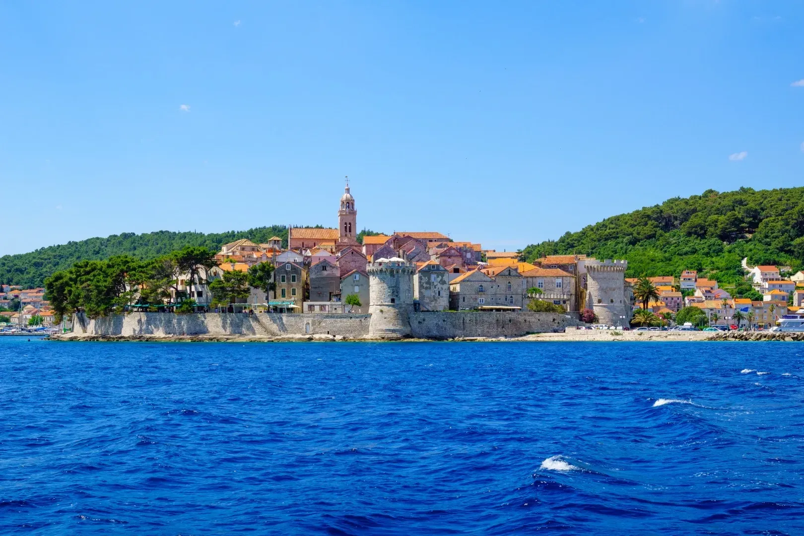 Pessoa em camelo no deserto