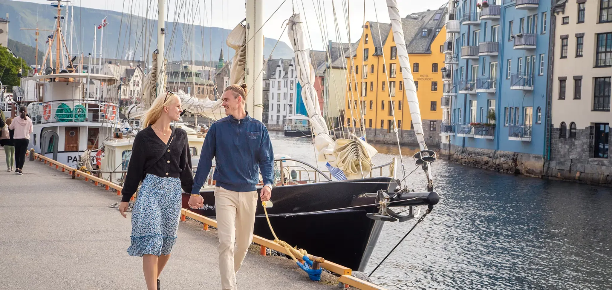 Pessoa em camelo no deserto