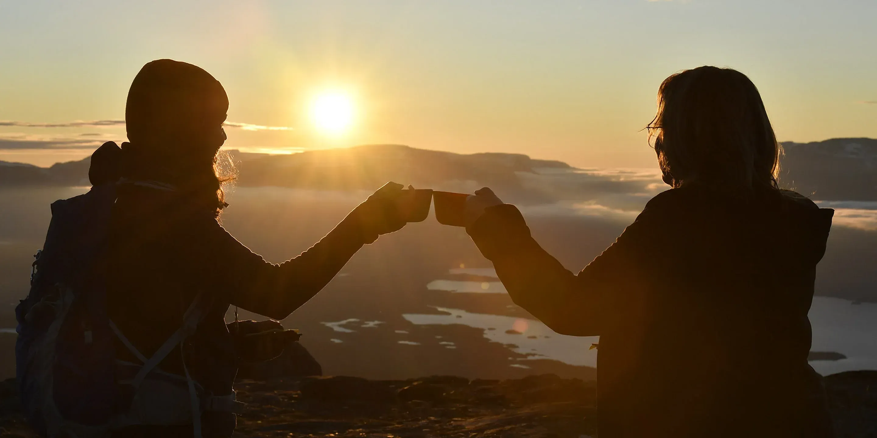 Pessoa em camelo no deserto