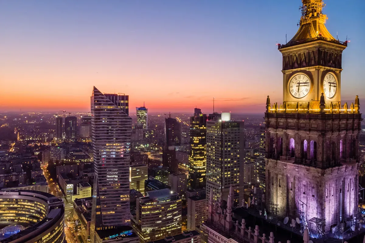 Pessoa em camelo no deserto