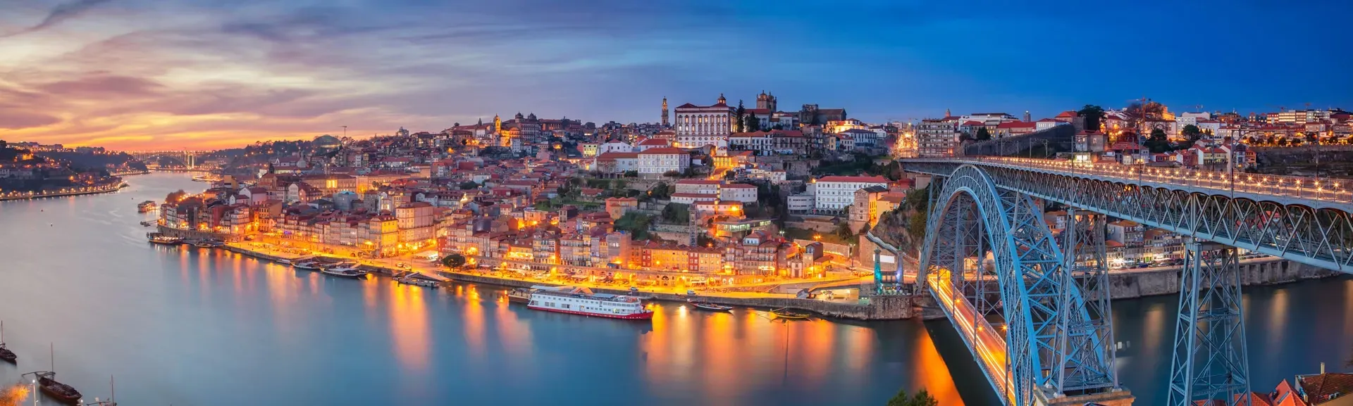 Pessoa em camelo no deserto