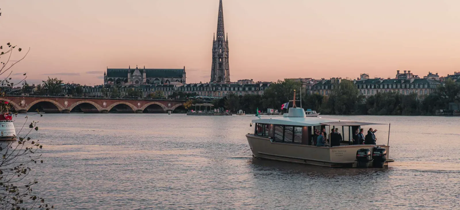 Barco em rio de Bordeaux