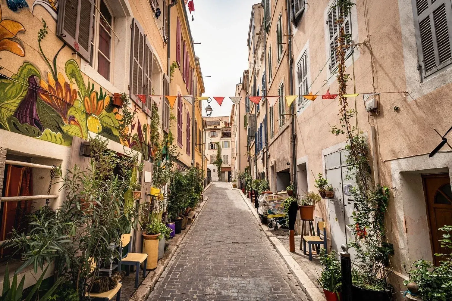 Rua estreita em Marselha
