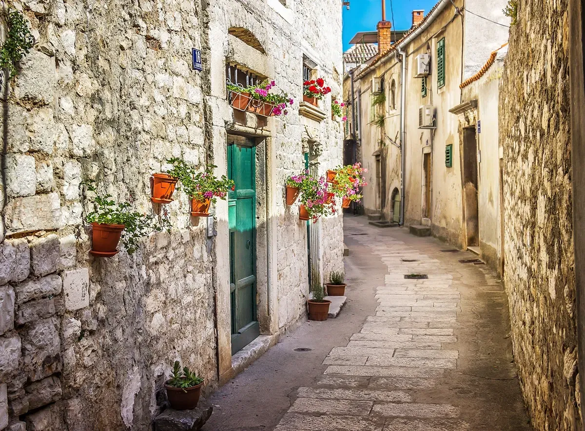 Rua estreita em Sibenik, Croácia