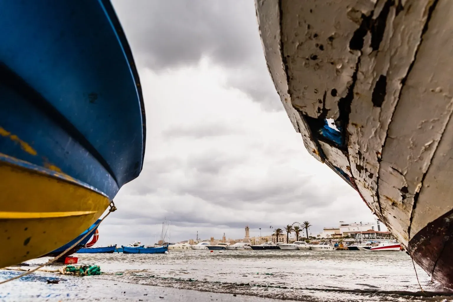 Barcos pequenos em Bari, Itália