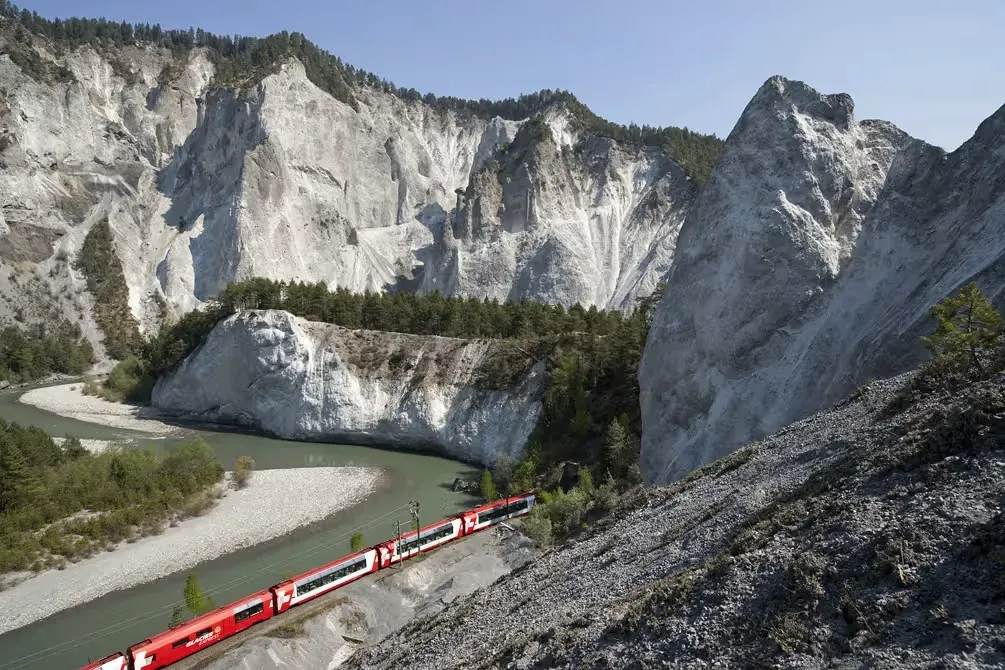 Glacier Express em Ruinaulta, Suíça