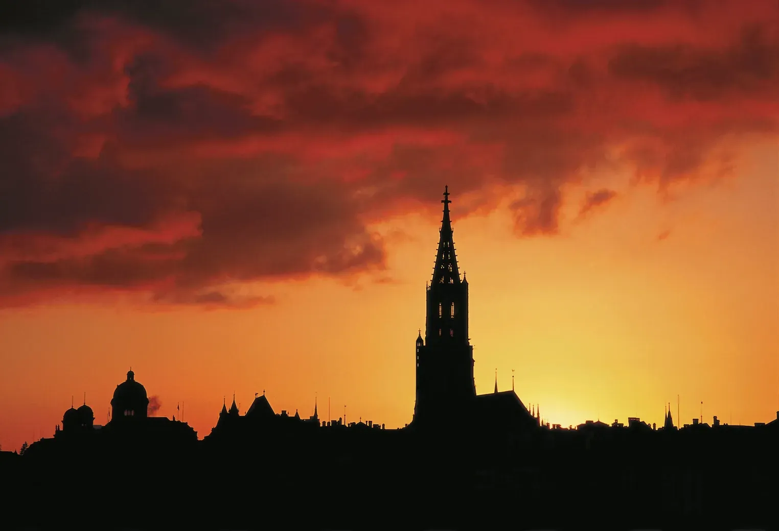 Pôr do sol na Catedral de Berna, Suíça
