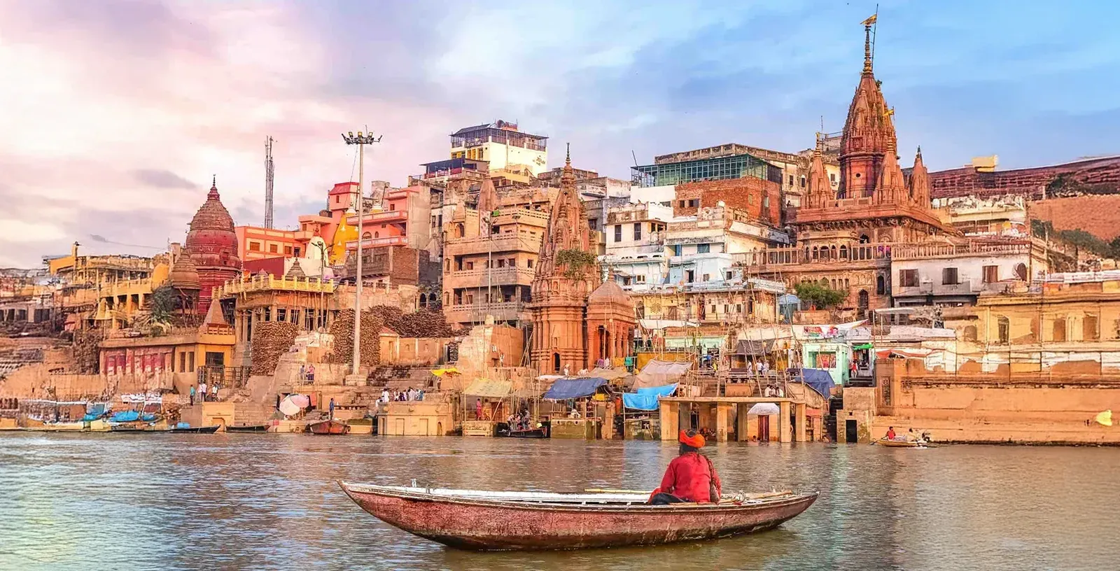 Barco em frente à Varanati, Índia