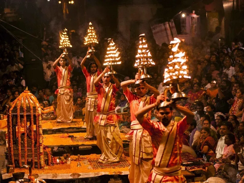 Cerimônia Ganga Aarti em Varanasi, Índia