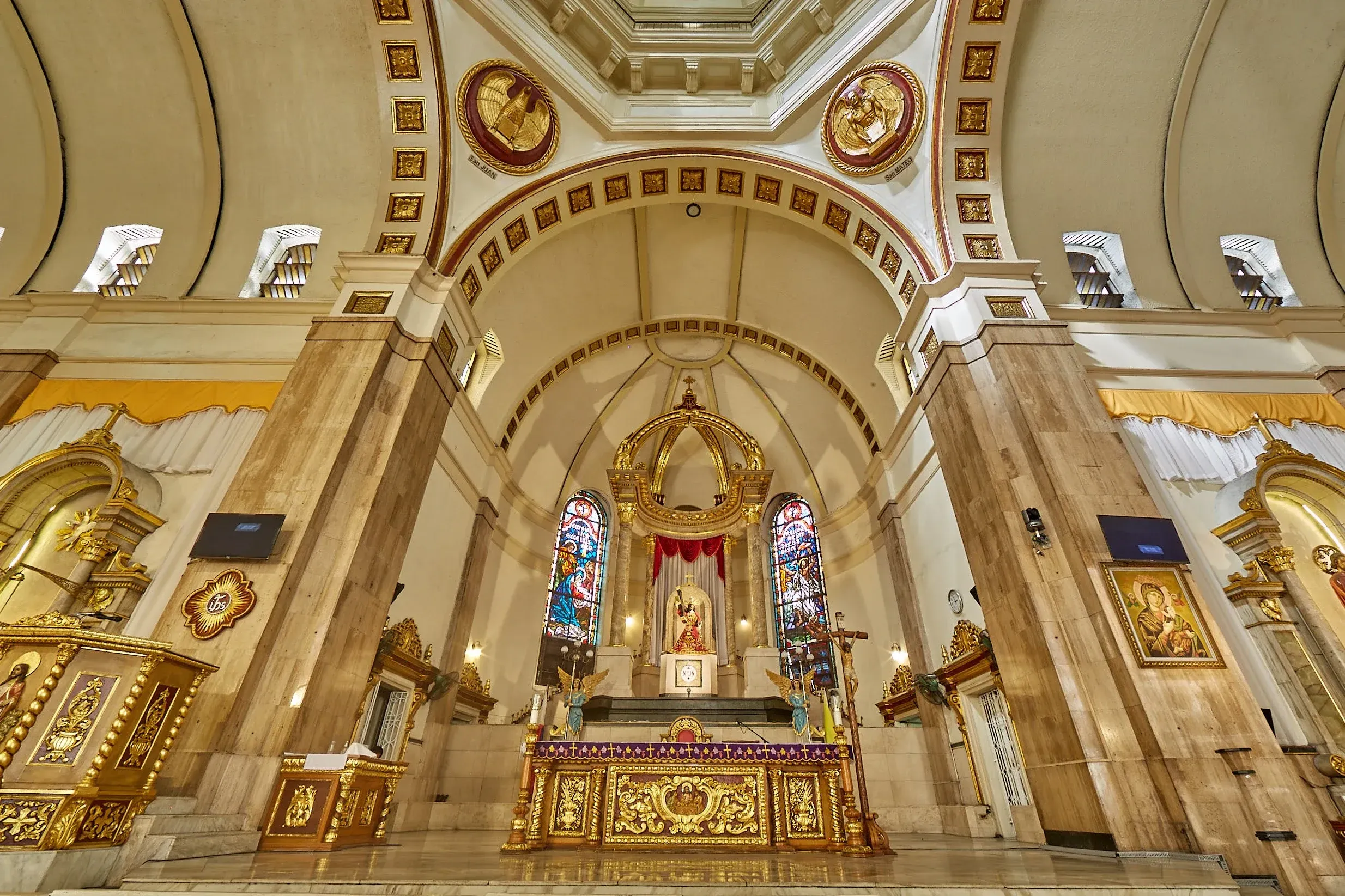 Interior da Igreja de Quiapo, Manila, Filipinas