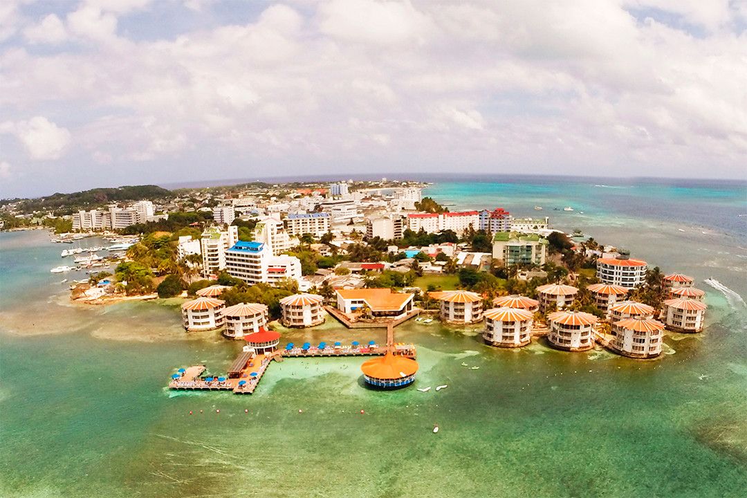 Pessoa em camelo no deserto