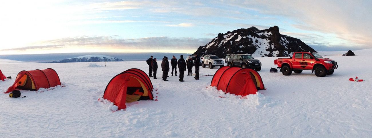 Acampamento Glacial e Aurora Boreal