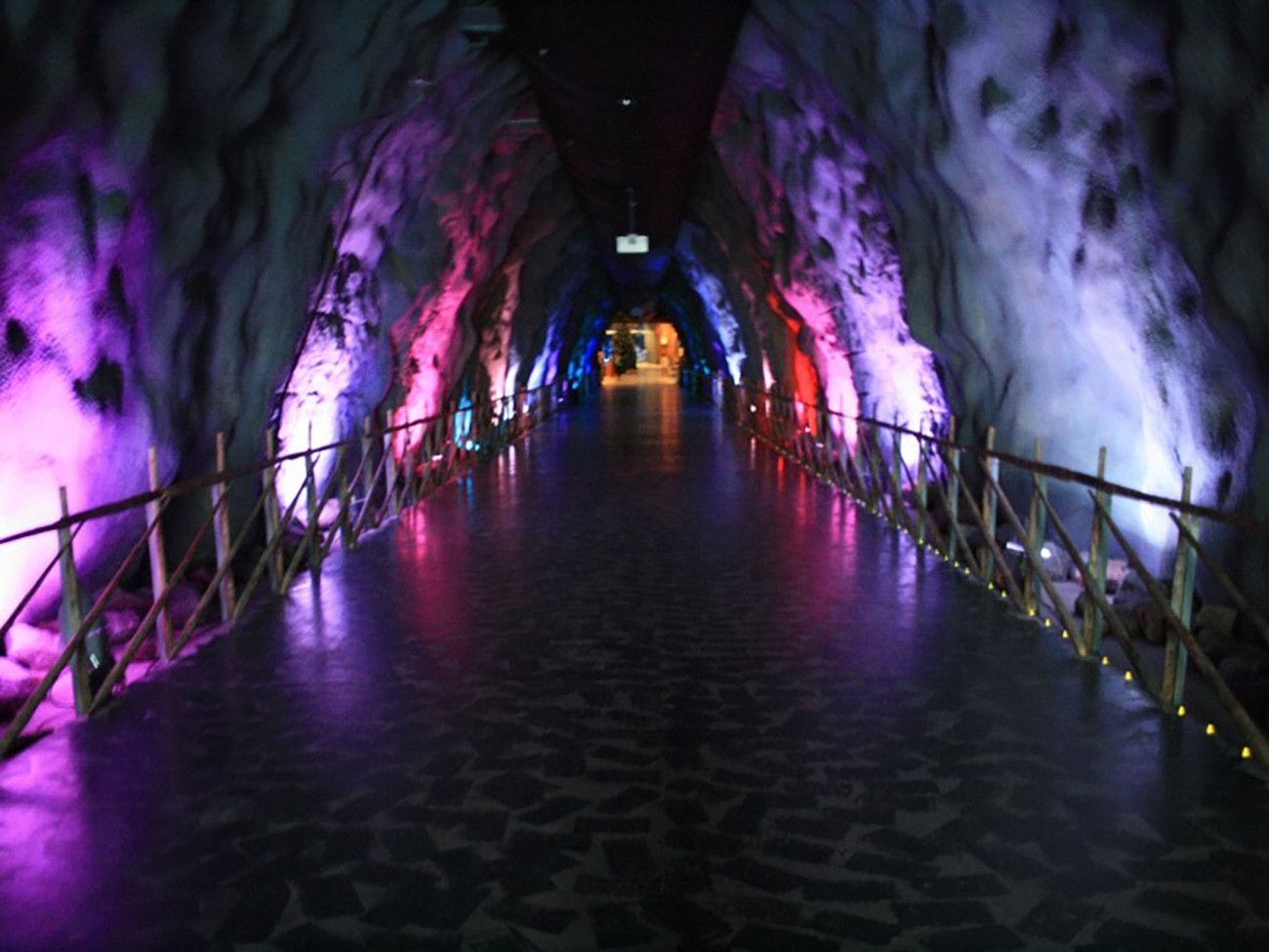 Pessoa em camelo no deserto