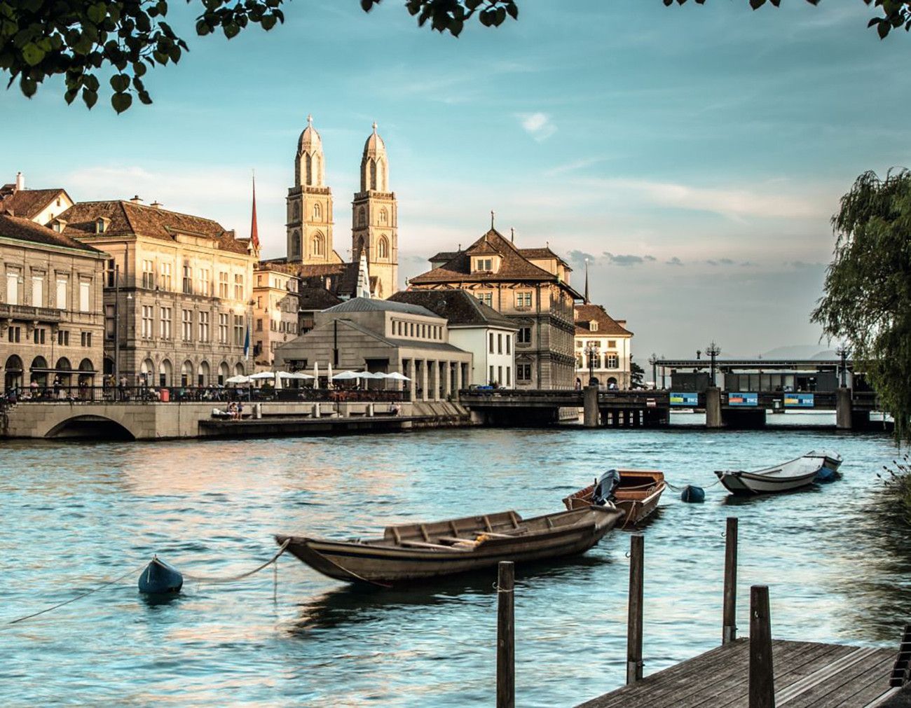 Pessoa em camelo no deserto