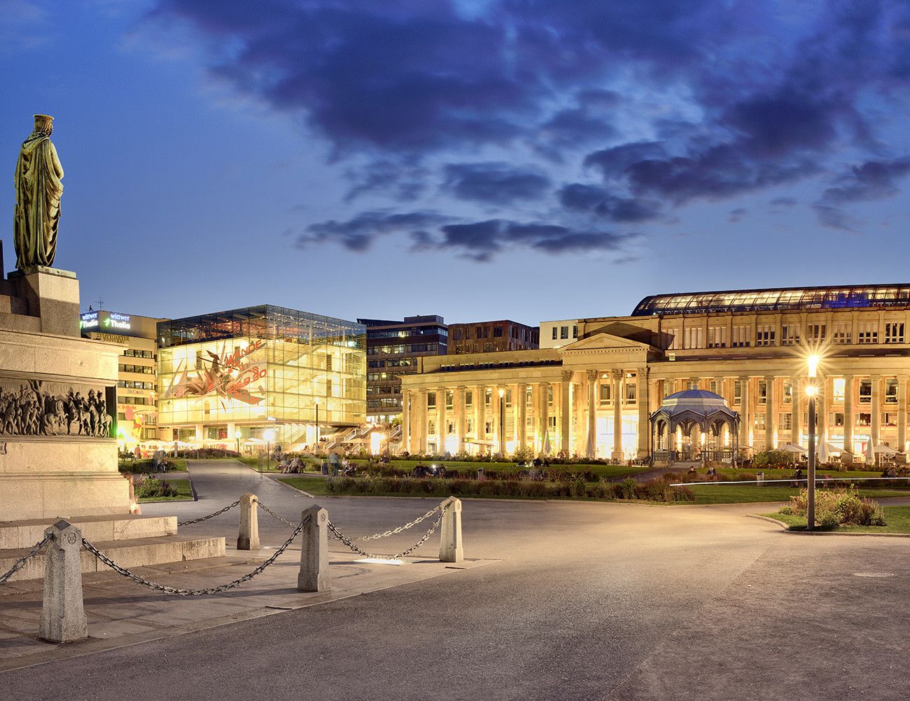 Pessoa em camelo no deserto