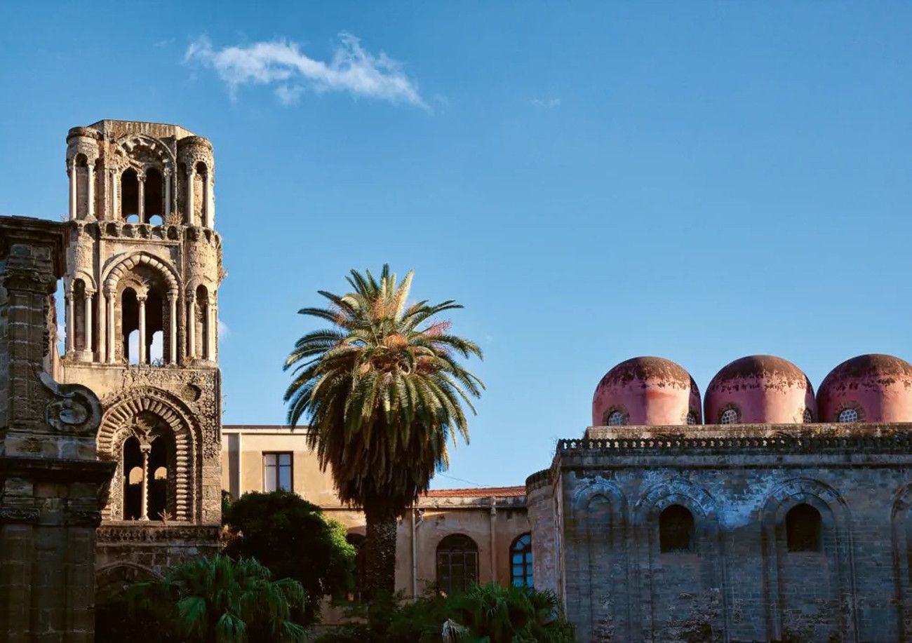 Pessoa em camelo no deserto