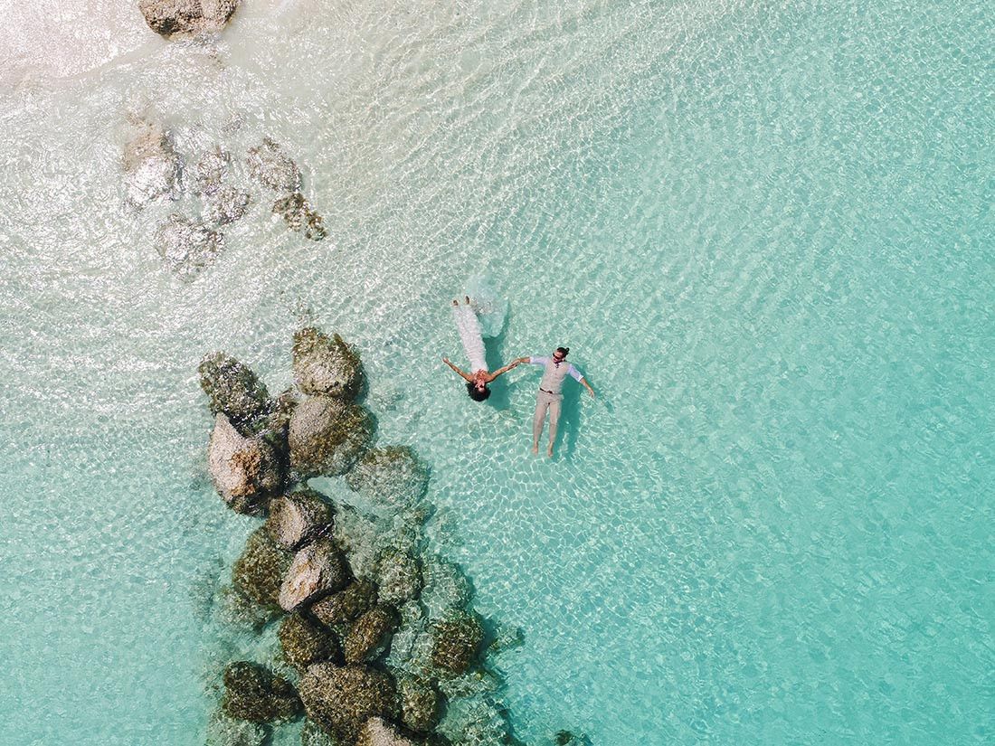 Pessoa em camelo no deserto