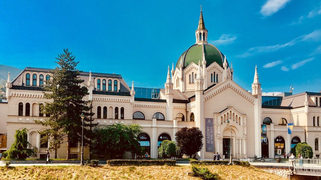 Pessoa em camelo no deserto