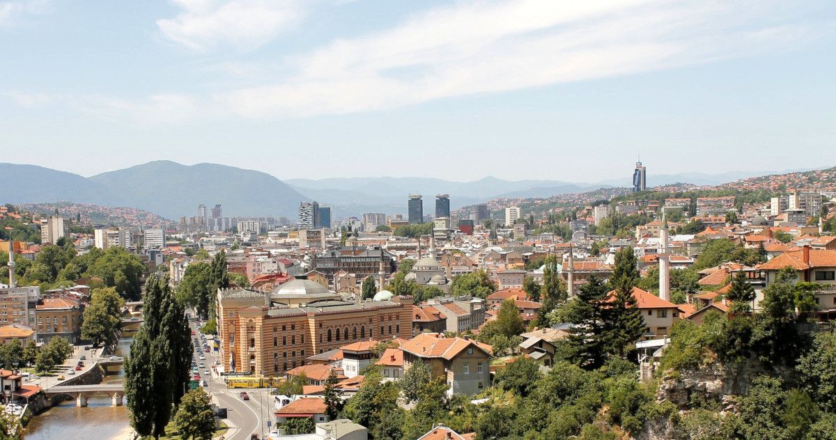Pessoa em camelo no deserto