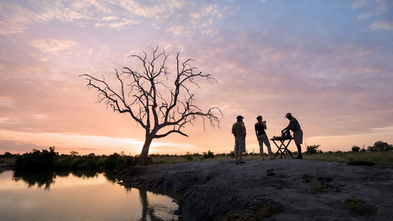 Pessoa em camelo no deserto