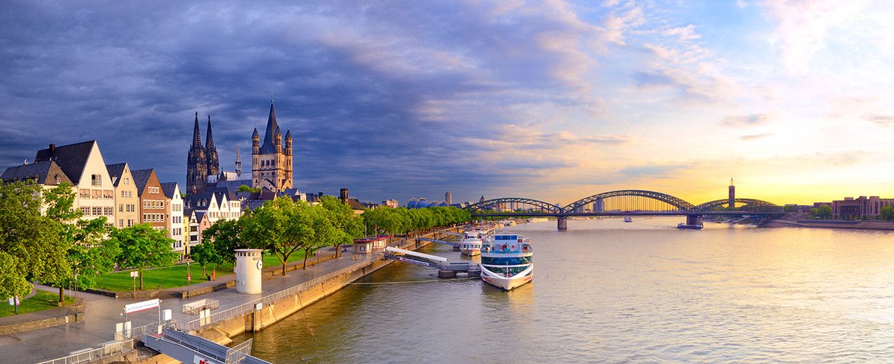 Pessoa em camelo no deserto