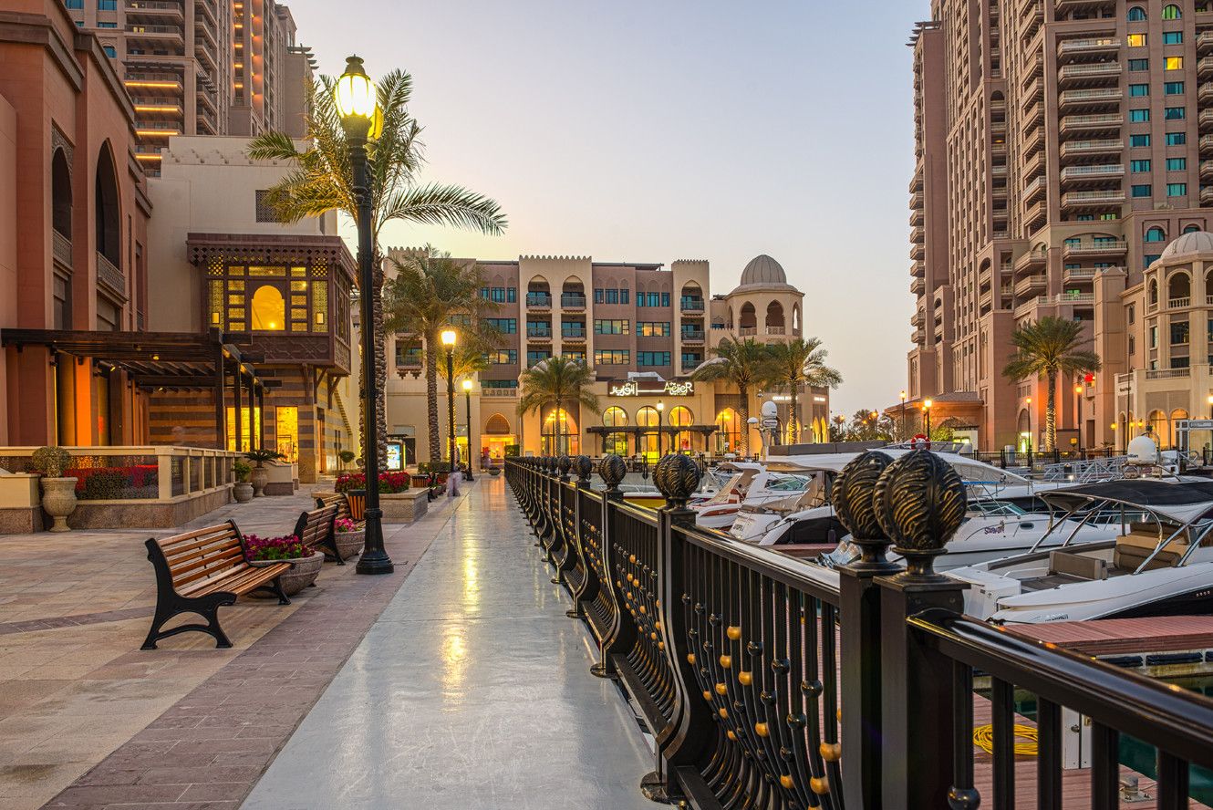 Pessoa em camelo no deserto