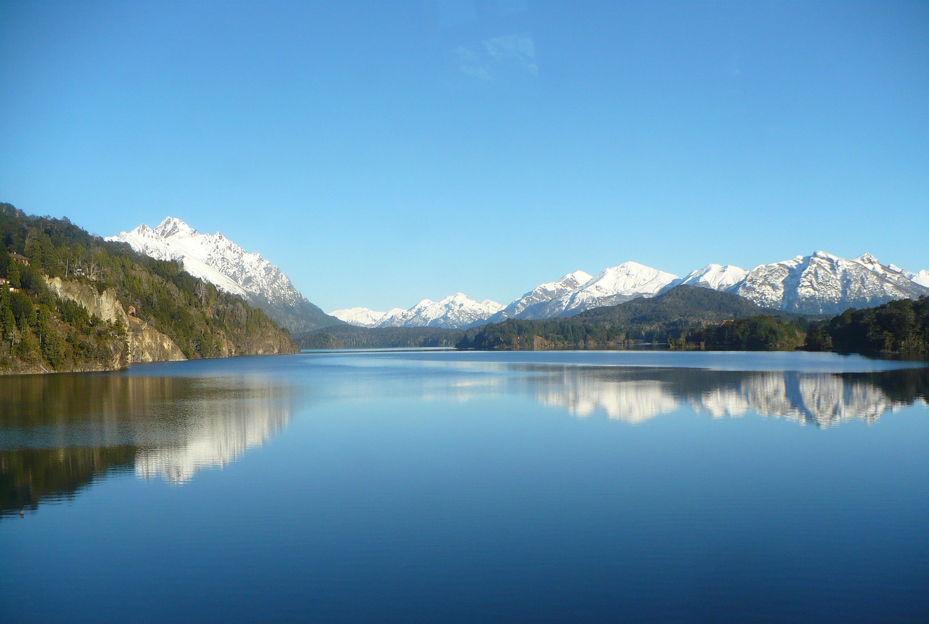 Pessoa em camelo no deserto